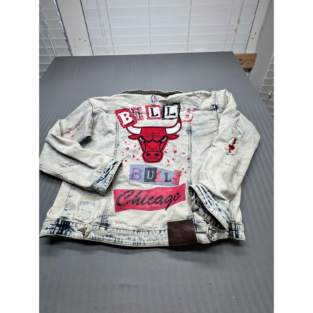 Chicago Bulls NBA Acid Wash Denim Jacket Mens XL Distressed Paint Splatter Red